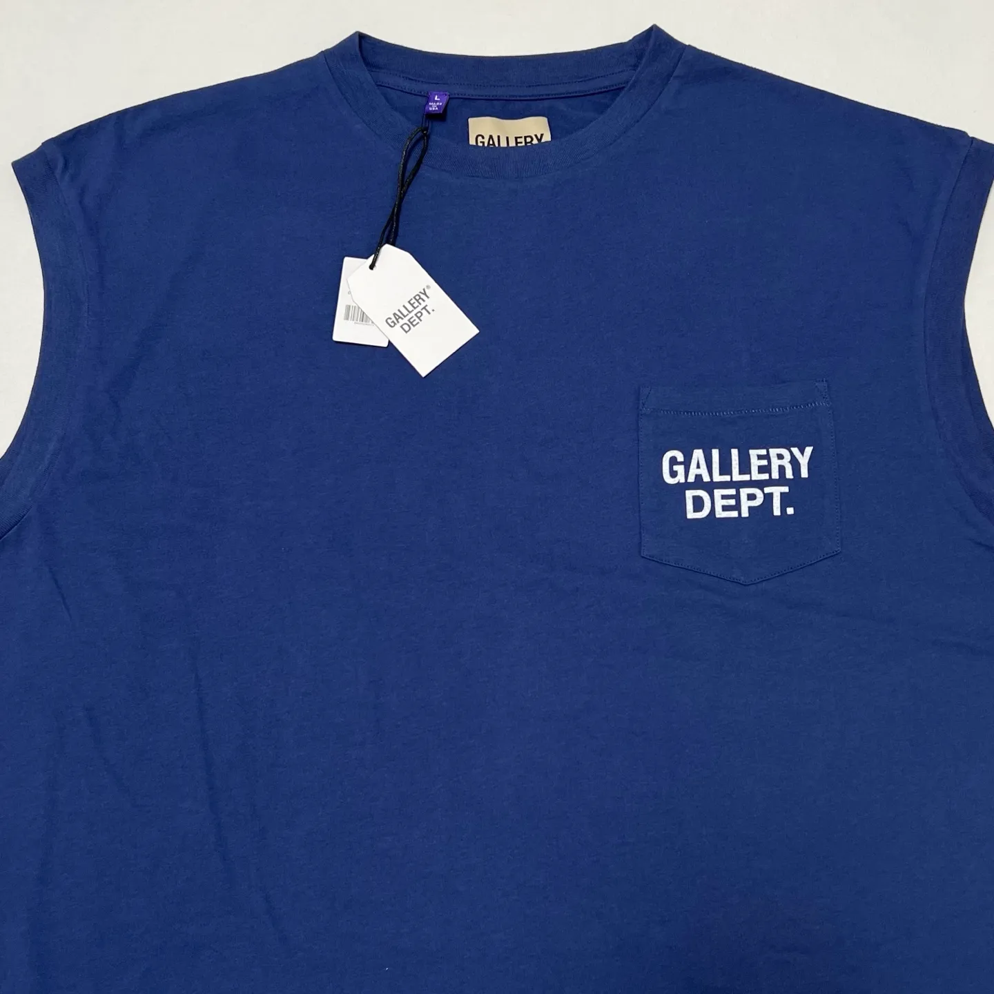 GALLERY DEPT. AUGI SLEEVELESS TEE/VINTAGE BLACK/NAVY/WHT English pocket sleeveless vest TEE Washed black/navy blue/white S-XL Same as the original version Super comfortable summer brushed lightweight material No sense of comfort on the upper body Loose and crisp fit Comfortable and breathable